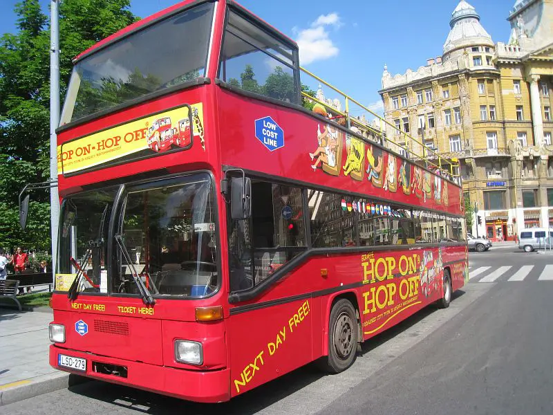 Hop On Hop Off hajós és autóbuszos városnézés