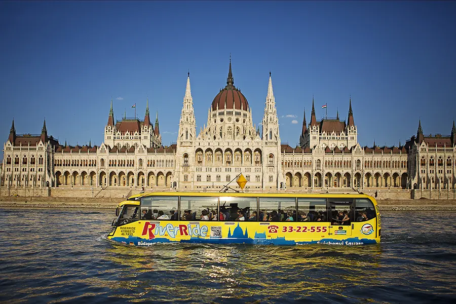 Hajókirándulás a Dunán RiverRide kétéltű városnéző autóbusszal.
